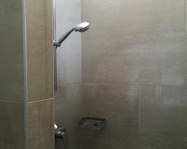 Komplett renoviert: Dusche in einem der Sanitäreinrichtungen
