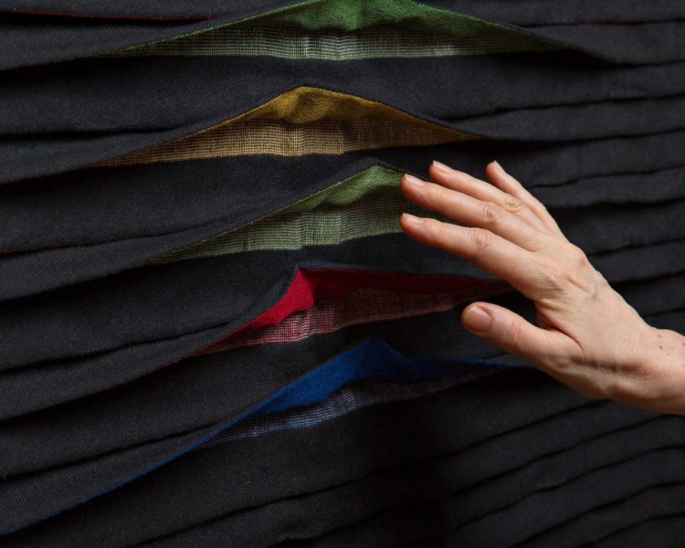 Manuela Leite, Faltengewebe mit Bewegungssensorik, bei Bewegung öffnen sich die farbigen Falten, 100% Baumwolle / (c) Design: Manuela Leite, Foto: Matthias Ritzmann