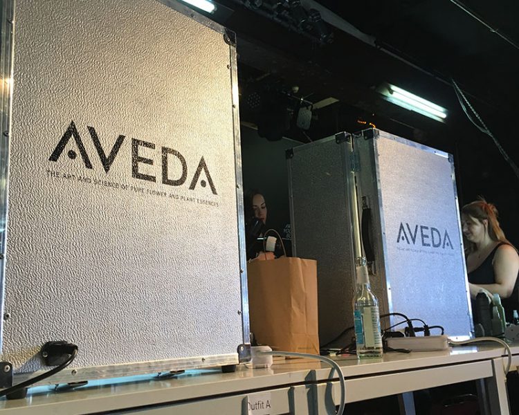 Hier sind die Hair- und Make-up-Profis von Aveda am Werk