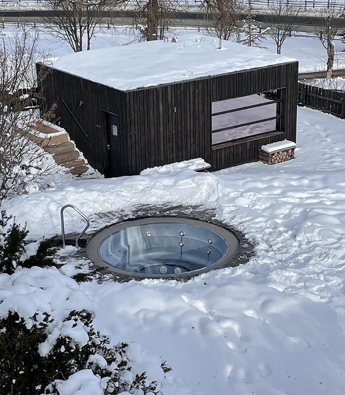 Für Freunde der warmen Temperaturen: Whirlpool und finnische Sauna
