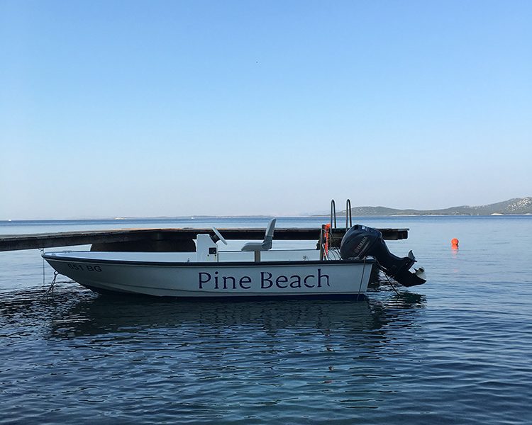 Auch ein Motorboot gehört zur Pine Beach Flotte