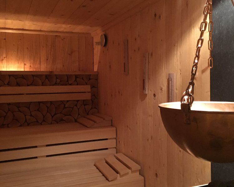Wohlige Wärme gibt es auch in der Finnischen Sauna und dem Dampfbad